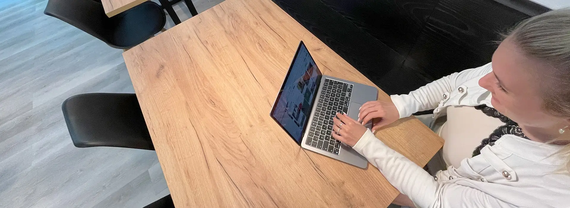 grafiker buero kaufmann arbeitet am laptop