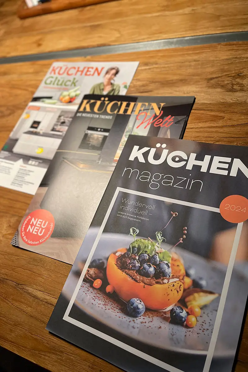 3 nobilia print magazine liege auf tisch