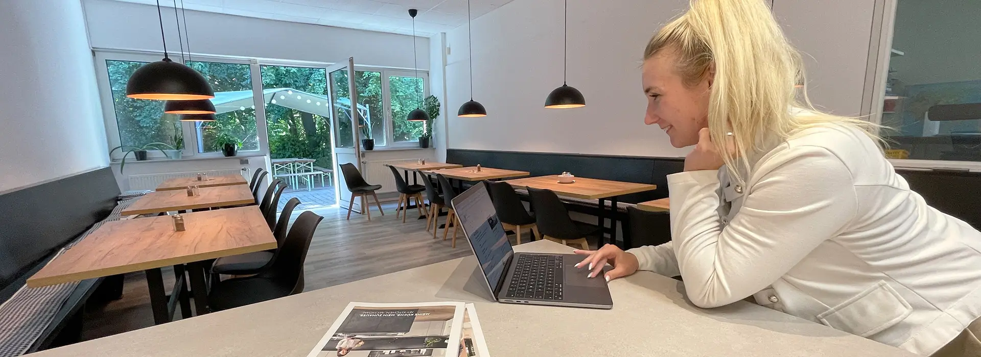 grafiker buero kaufmann arbeitet am laptop