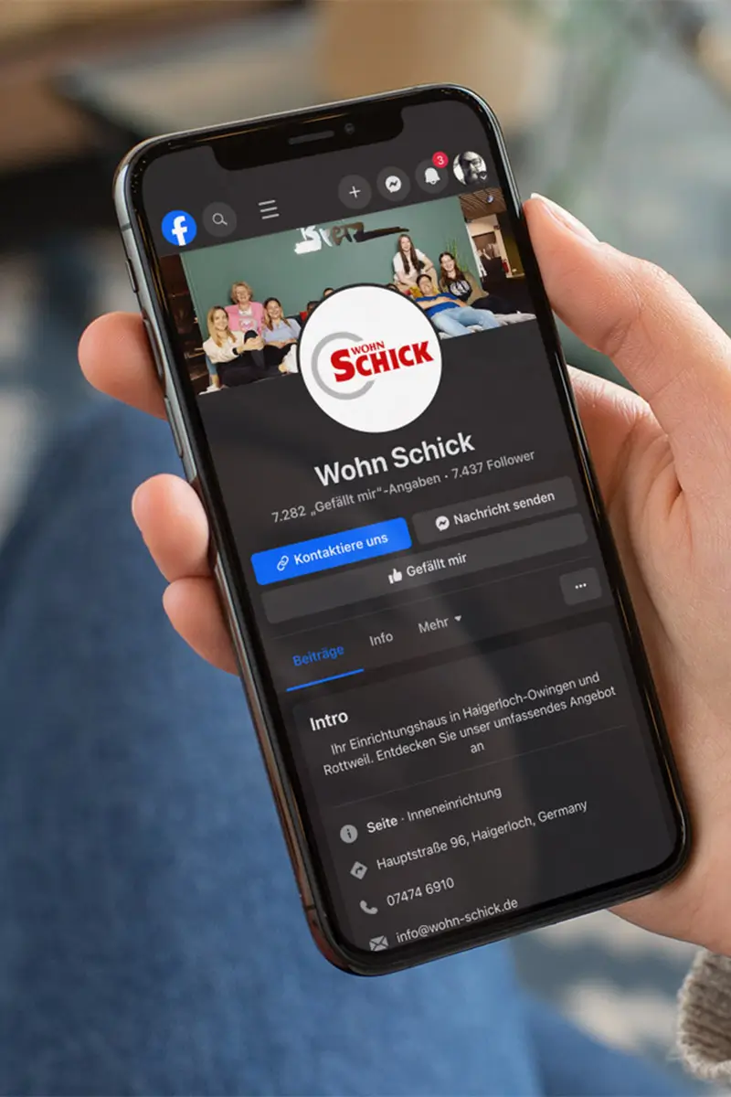 mockup handy in hand mit social media profil von kunde wohn schick