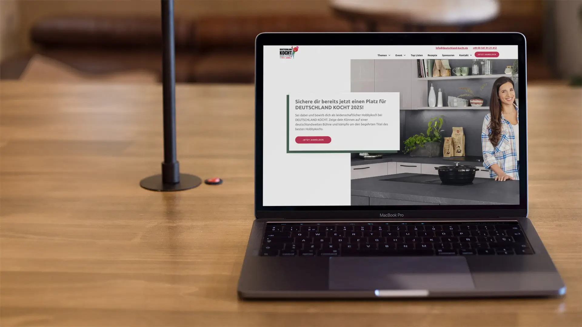 flotho werbeagentur web landingpage design laptop auf tisch