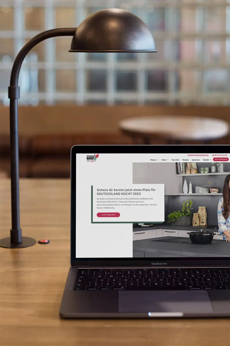 mockup laptop auf tisch deustchland kocht website